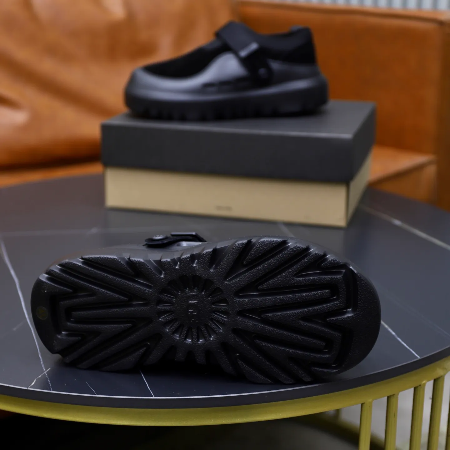Ex-factory price: 580 for couples👫💰Thick wool imported from Australia Brand: UGG genuine purchasing agent Size: 35-45 (45 customized) Grade: Official website 1:1 Material: First layer of genuine leather waterproof and antifreeze upper Real wool lining Original non-slip and wear-resistant outsole Style category: Men's casual shoes Trendy style Comfortable on the feet Color: Official website color synchronization